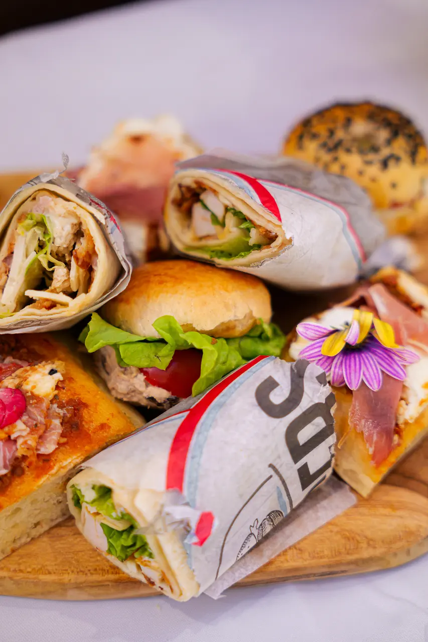 Wraps et burgers mis en scène pour les réseaux sociaux d'un commerce de restauration