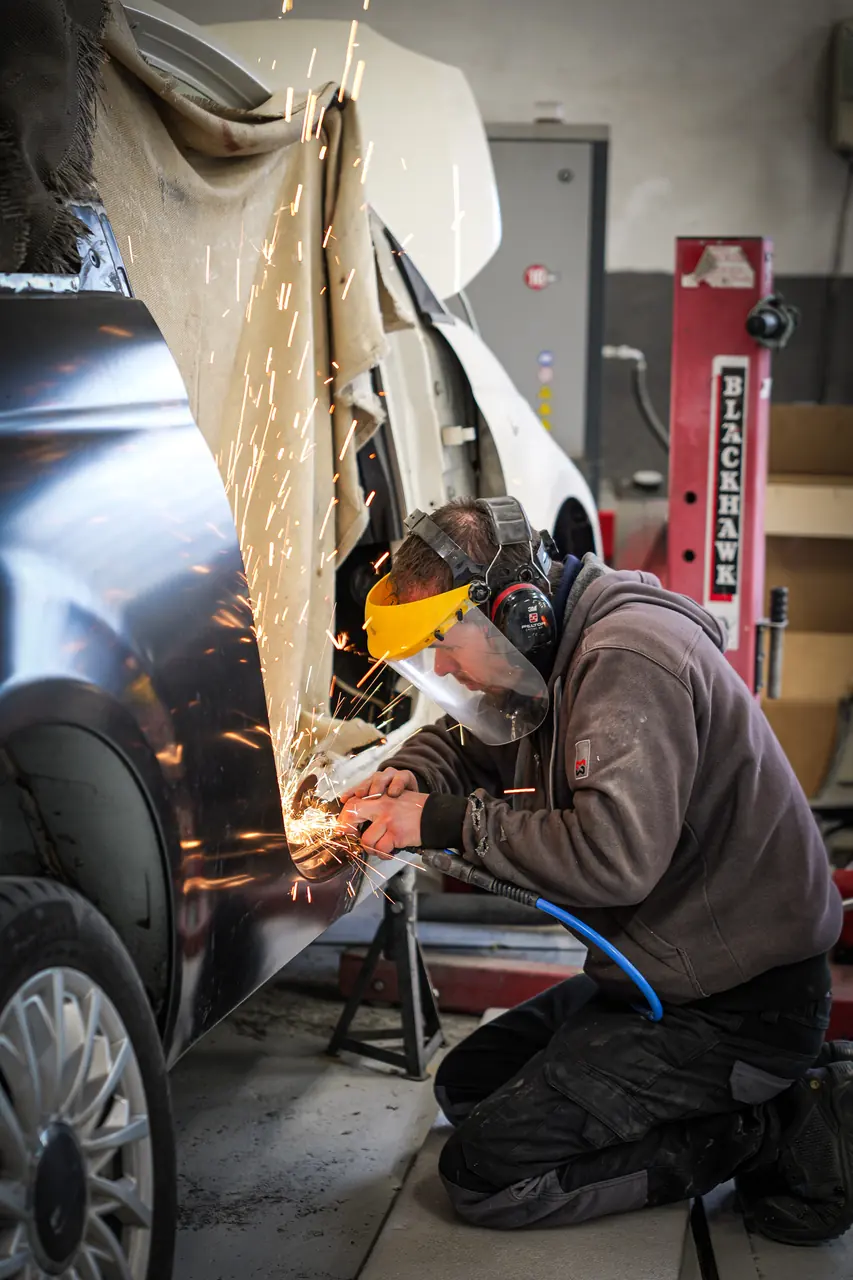 Tournage vidéo dans un atelier de carrosserie de la région lyonnaise pour présenter le métier et l'équipe